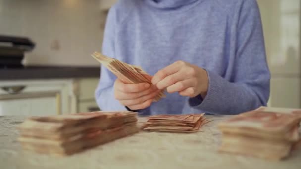 Vrouwen tellen biljetten van vijfduizend roebel op tafel. — Stockvideo