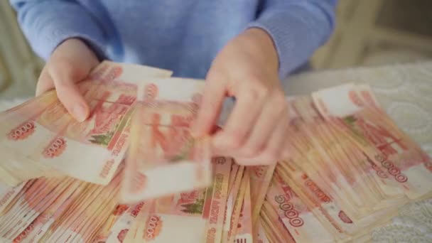 Vue de dessus. femmes compte billets de cinq mille roubles. — Video