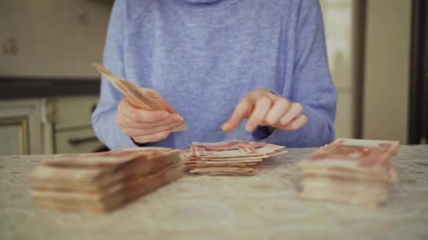 Les mains des femmes comptent les billets de cinq mille roubles sur la table. — Video