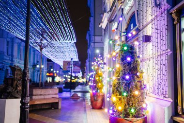 Noel ağacı, dekor ve çelenkler güçlü rüzgarlar yüzünden sendeler.. 