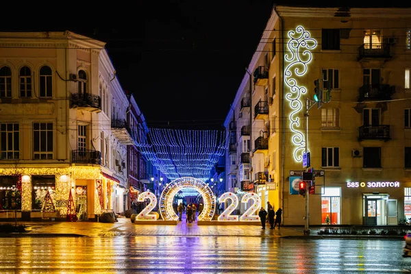 Christmas decor in the form of an arch with numbers on the streets of the city. — Stock Photo, Image