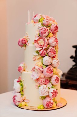 Şekerli güllü üç katlı büyük bir pasta.. 