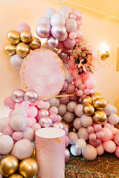 Uma zona fotográfica de balões e flores cor-de-rosa para celebrar o seu aniversário. Fotografia De Stock