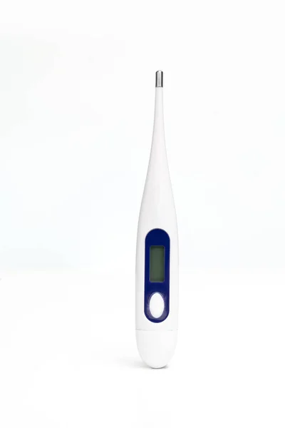 Συσκευή μέτρησης θερμοκρασίας σώματος.ηλεκτρονικό θερμόμετρο σε λευκό φόντο — Φωτογραφία Αρχείου