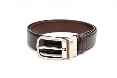 Çift taraflı siyah ve kahverengi deri kemer ve beyaz bir kemer..