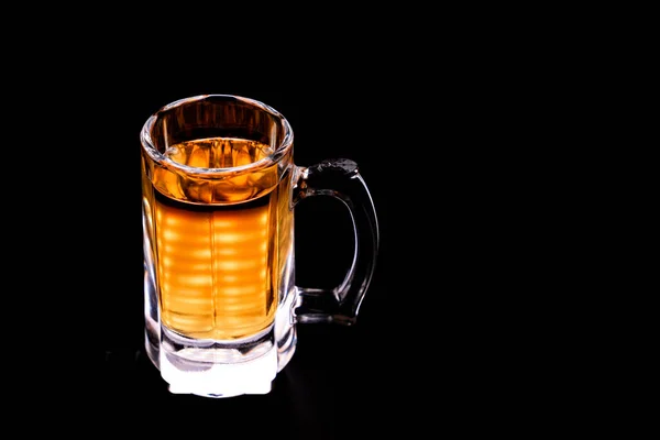 黒を基調とした泡のないビールのグラスマグカップ。コピースペース — ストック写真
