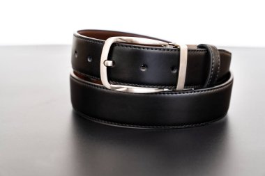  Siyah bir masada siyah deri bir kemer.. 