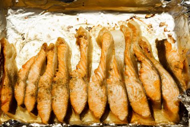 Folyo kaplı alabalık bifteği. Basit ve lezzetli kırmızı balık pişirme.