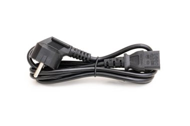 PC için siyah güç kablosu, monitör, beyaz arkaplanda ekipman. 