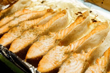 Folyo kaplı alabalık bifteği. Basit ve lezzetli kırmızı balık pişirme.