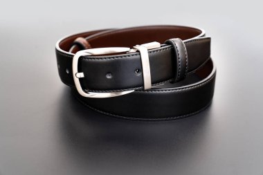 Çift taraflı siyah ve kahverengi deri kemer ve siyah bir kemer..