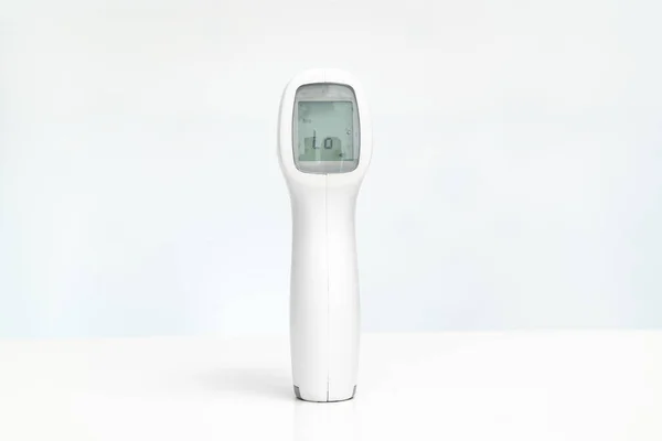 Ηλεκτρονικό θερμόμετρο ανέπαφο σε λευκό φόντο. — Φωτογραφία Αρχείου