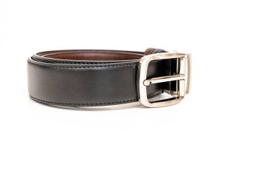 Çift taraflı siyah ve kahverengi deri kemer ve beyaz bir kemer..