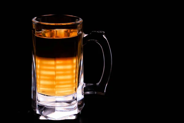 Tazza di vetro con birra senza schiuma su sfondo nero. — Foto Stock