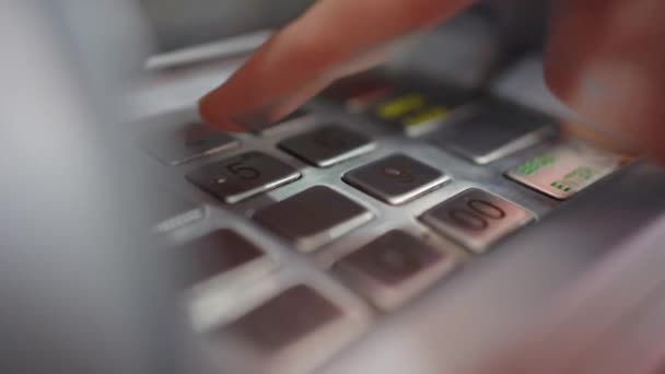 Ručně napište pin kód nebo částku na klávesnici bankomatu pro výběr peněz z karty. — Stock video