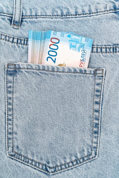 Billetes en el bolsillo de los vaqueros azules. billete ruso de 2000 —  Fotos de Stock