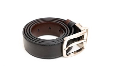 Çift taraflı siyah ve kahverengi deri kemer ve beyaz bir kemer..