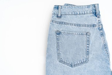 Açık mavi kot pantolonun bir kısmı beyaz arkaplanda izole edilmiş.