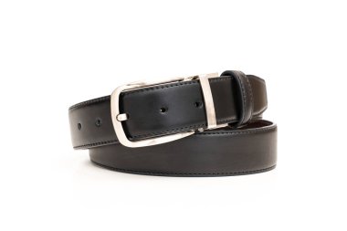 Çift taraflı siyah ve kahverengi deri kemer ve beyaz bir kemer..
