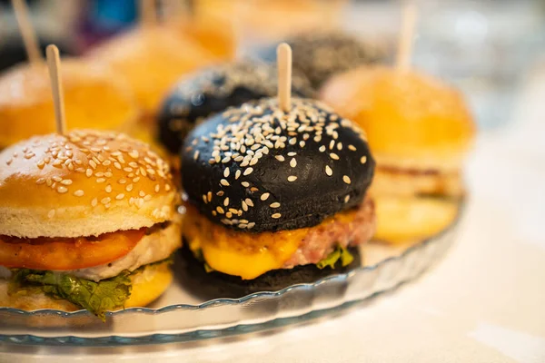 Мини Бургеры Маленькие Чизбургеры Детского Праздника Удобные Закуски Шведского Стола Стоковое Изображение
