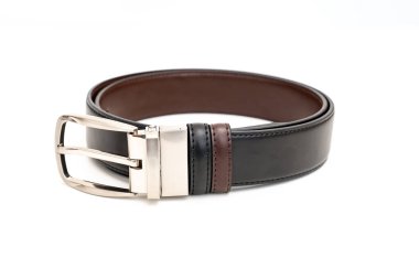 Çift taraflı siyah ve kahverengi deri kemer ve beyaz bir kemer..