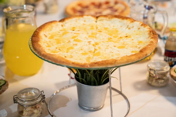 Велика піца чотири сири на металевій підставці для святкового столу . — стокове фото