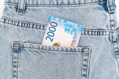 Kot pantolonun cebindeki banknotlar. Rusça 2000 banknotu