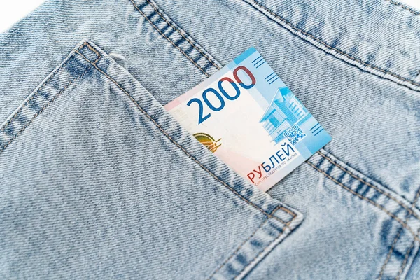 Billetes en el bolsillo de los vaqueros azules. billete ruso de 2000 —  Fotos de Stock