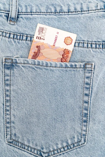 Billetes en el bolsillo de los vaqueros azules. billete ruso 5000 —  Fotos de Stock
