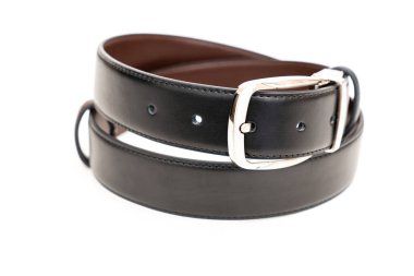 Çift taraflı siyah ve kahverengi deri kemer ve beyaz bir kemer..