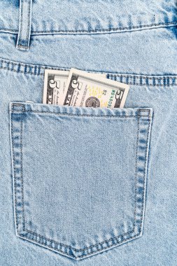 Kot pantolonun cebindeki banknotlar. 5 dolarlık banknotlar. 