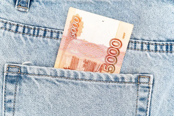 Billetes en el bolsillo de los vaqueros azules. billete ruso 5000 —  Fotos de Stock