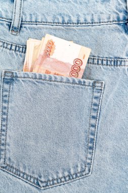 Kot pantolonun cebindeki banknotlar. Rusça 5000 banknot