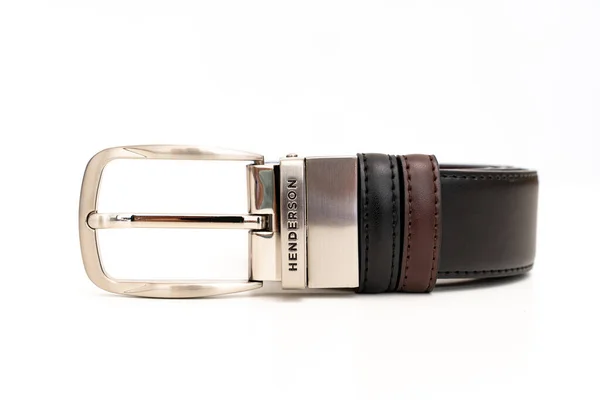 Doppelseitiger schwarzer und brauner Ledergürtel mit aufgeknöpfter Schnalle an einem weißen. — Stockfoto