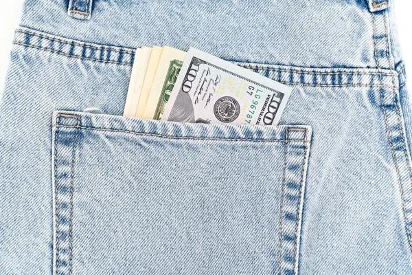 Notas no bolso das calças de ganga. cento e cinco, vinte, notas de dólares. Fotografia De Stock