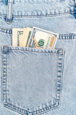 Kotun cebindeki banknotlar. Yüz, beş, yirmi, dolar..