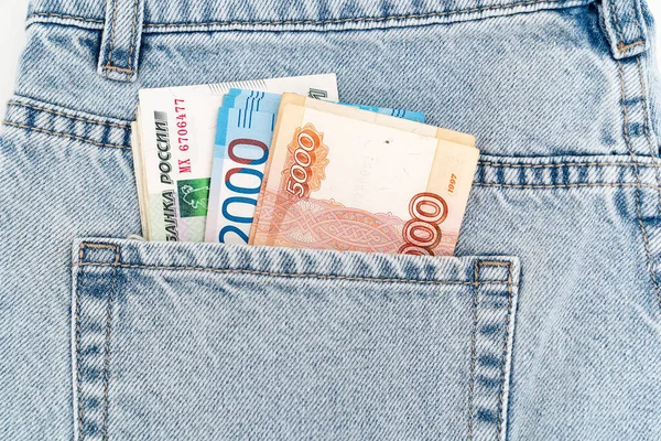 Billetes en el bolsillo de los vaqueros azules. Billete ruso 2000, 5000 y 1000 —  Fotos de Stock