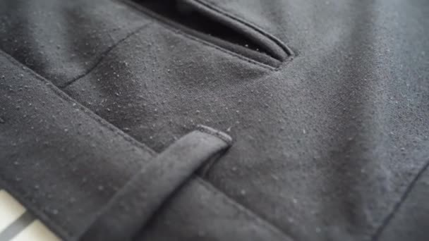 Černé pletené pánské kalhoty s cívkami pelety. — Stock video