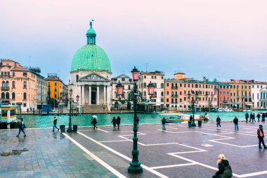 2 Aralık 2021 - Venedik, İtalya: San Simeone Piccolo Kilisesi (Chiesa di San Simeon Piccolo) bir kış günü Büyük Kanal 'da. 