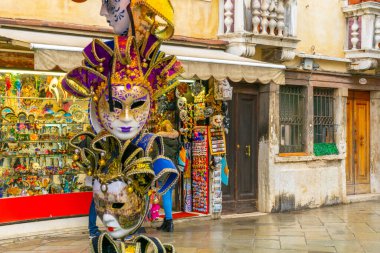 2 Aralık 2021 - Venedik, İtalya: Venedik caddesinde geleneksel Venedik maskeleri.