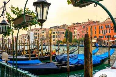 2 Aralık 2021 - Venedik, İtalya: Gondollar Grand Canal 'daki Gondola Servis İstasyonuna demirlediler.