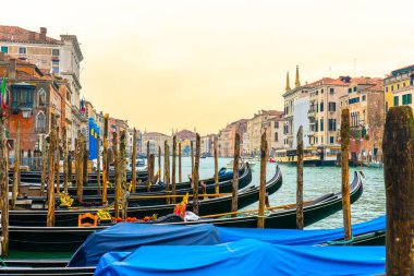 2 Aralık 2021 - Venedik, İtalya: Gondollar Grand Canal 'daki Gondola Servis İstasyonuna demirlediler.