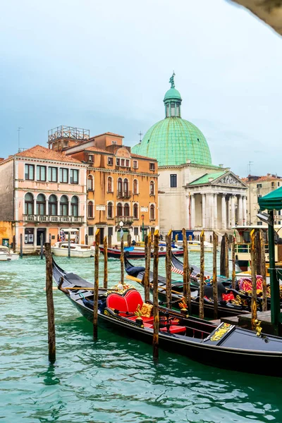 2 Aralık 2021 - İtalya, Venedik: San Simeone Piccolo Kilisesi (Chiesa di San Simeon Piccolo) Grand Canal 'da bir kış günü Gondollar ön planda. 