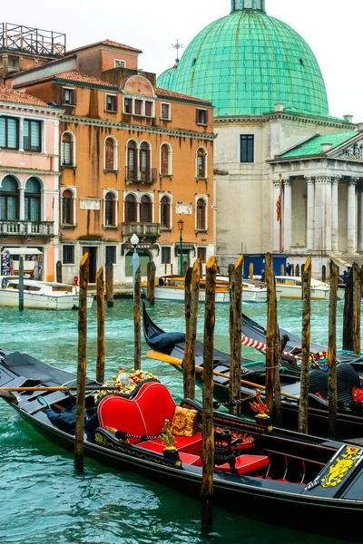 2 Aralık 2021 - İtalya, Venedik: San Simeone Piccolo Kilisesi (Chiesa di San Simeon Piccolo) Grand Canal 'da bir kış günü Gondollar ön planda. 