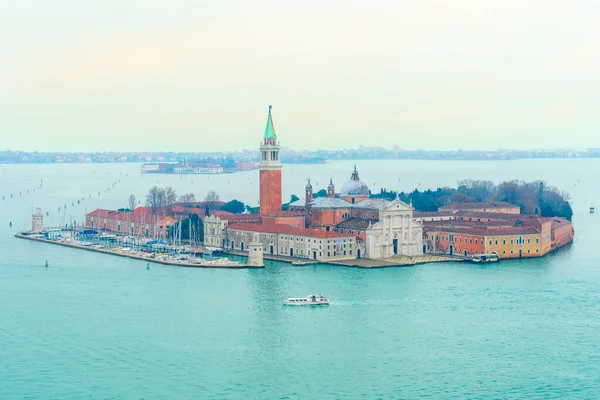 2 Aralık 2021 - İtalya, Venedik: Campanile di San Marco 'dan Chiesa di San Giorgio Maggiore ile Büyük Kanal' da Isola di San Giorgio Maggiore manzarası.