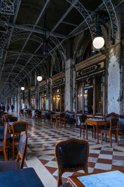 2 Aralık 2021, Venedik, İtalya San Marco Meydanı 'nda Florian Kafe' nin açık terası..