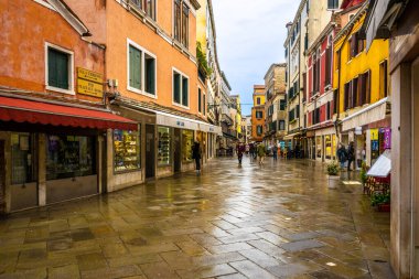 2 Aralık 2021 - Venedik, İtalya: Venedik 'in ikonik caddesi üzerinde bir kış günü manzarası.