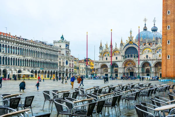 2 Aralık 2021 - Venedik, İtalya: Arka planda bazilikası ve çan kulesi olan Piazza San Marco 'daki açık kafe.