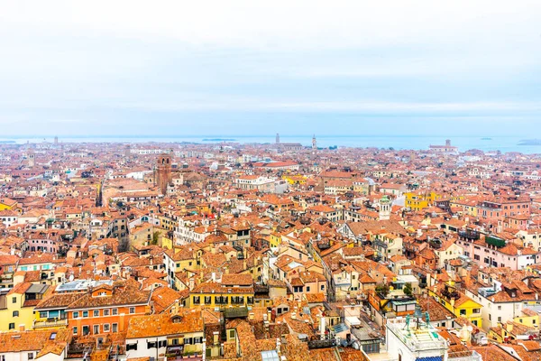 2 Aralık 2021 - Venedik, İtalya Campanile di San Marco 'dan Venedik' in çatılarının manzarası.