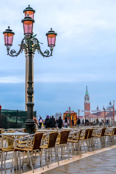 2 Aralık 2021 - Venedik, İtalya: San Marco Meydanı 'ndaki Caff Chioggia' nın açık terasında masa ve sandalyeler. 